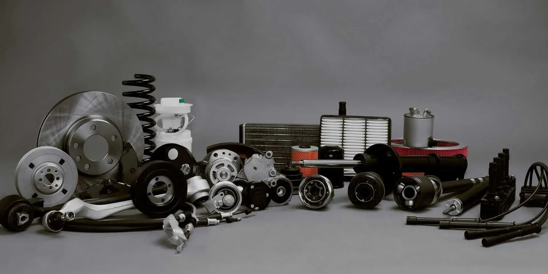 Um monte de peças de carro estão sobre uma mesa