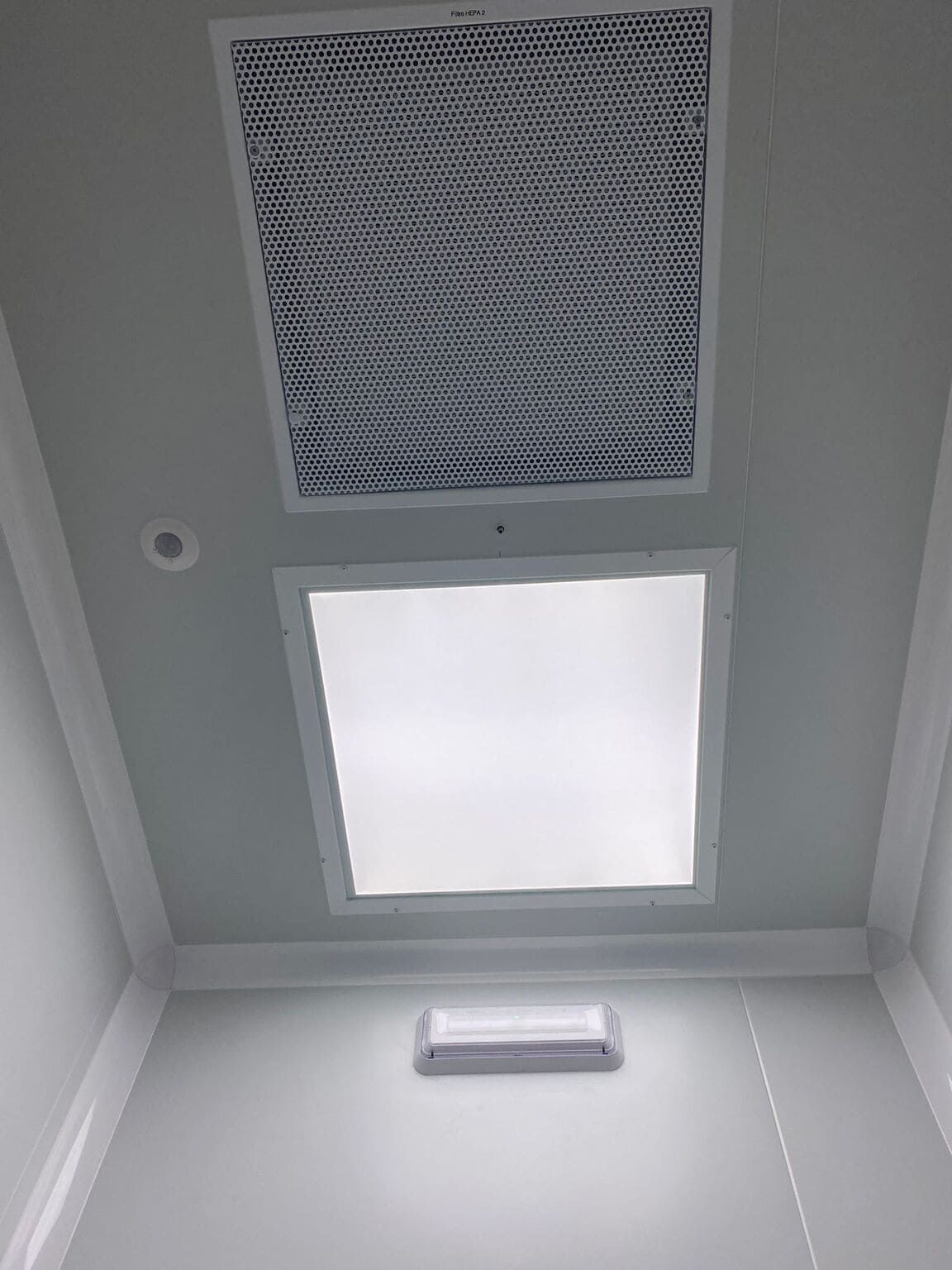 Hay una luz en el techo y una luz en el suelo.