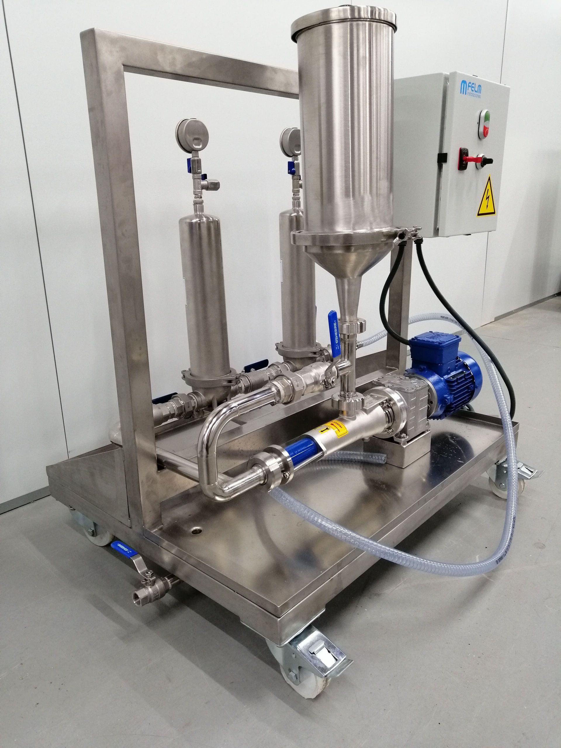 Una máquina de acero inoxidable está colocada sobre un suelo de hormigón en una habitación.