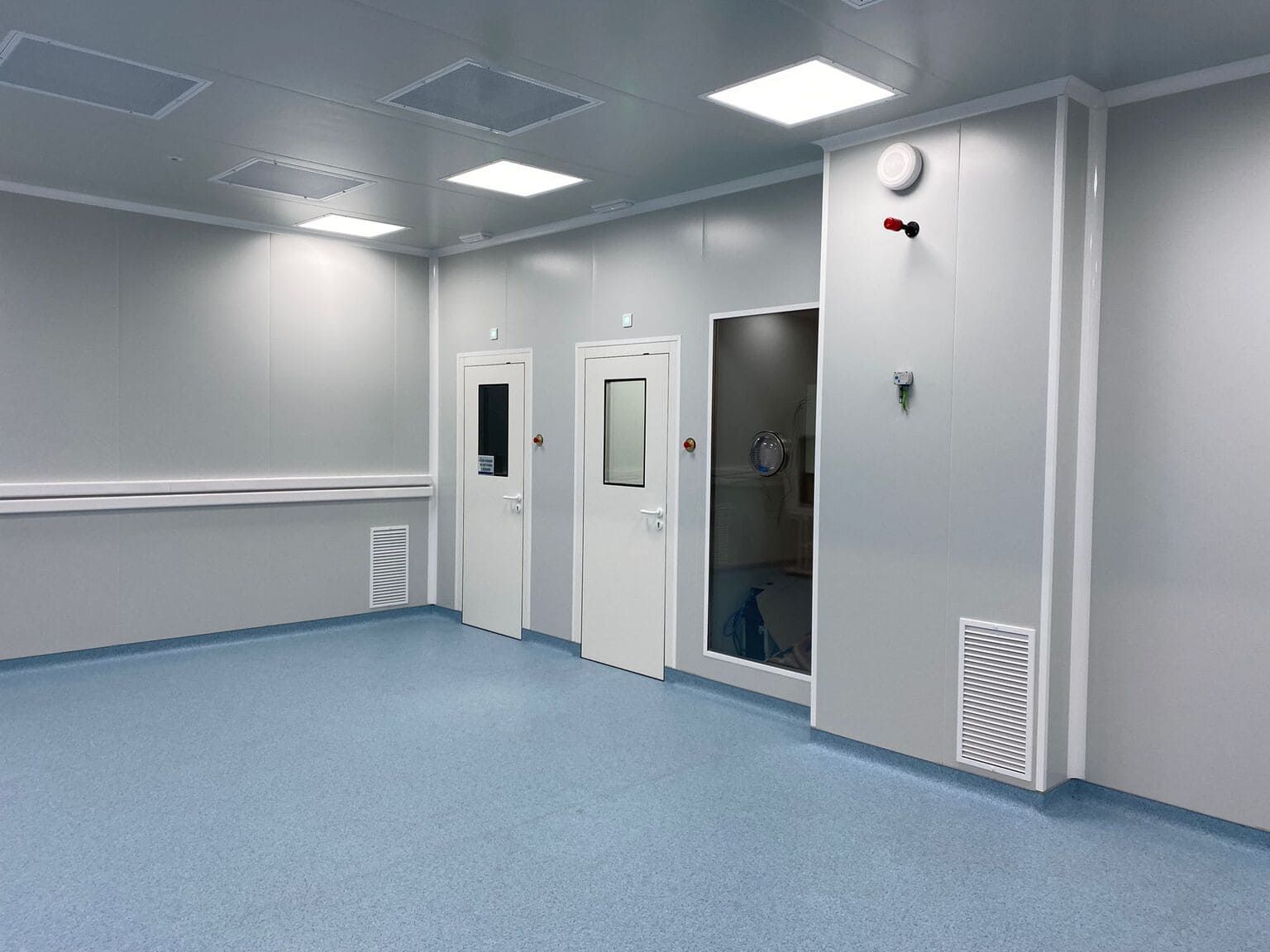 Una habitación limpia con pisos azules y paredes blancas en un hospital.