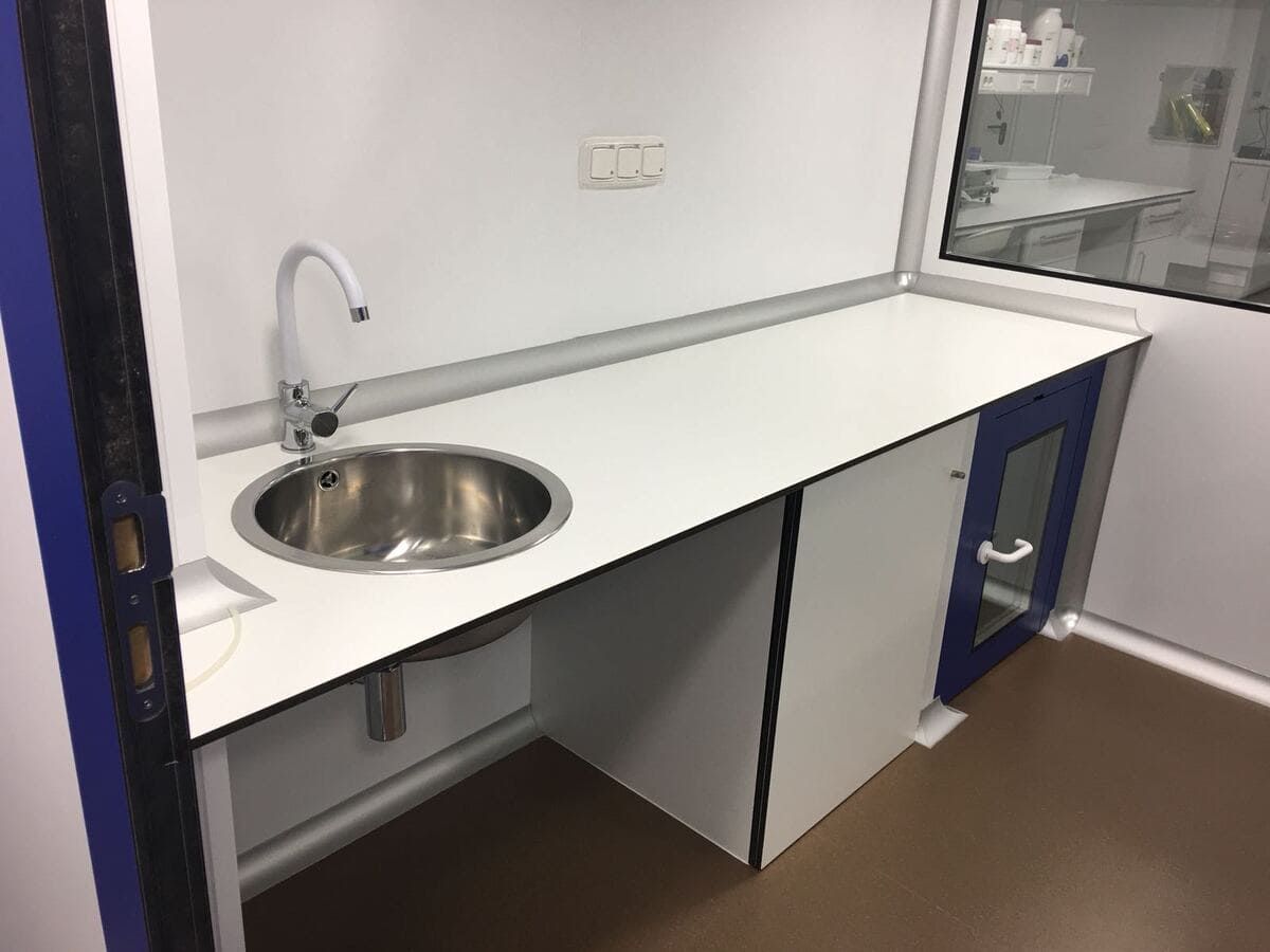 Una cocina con fregadero y ventana