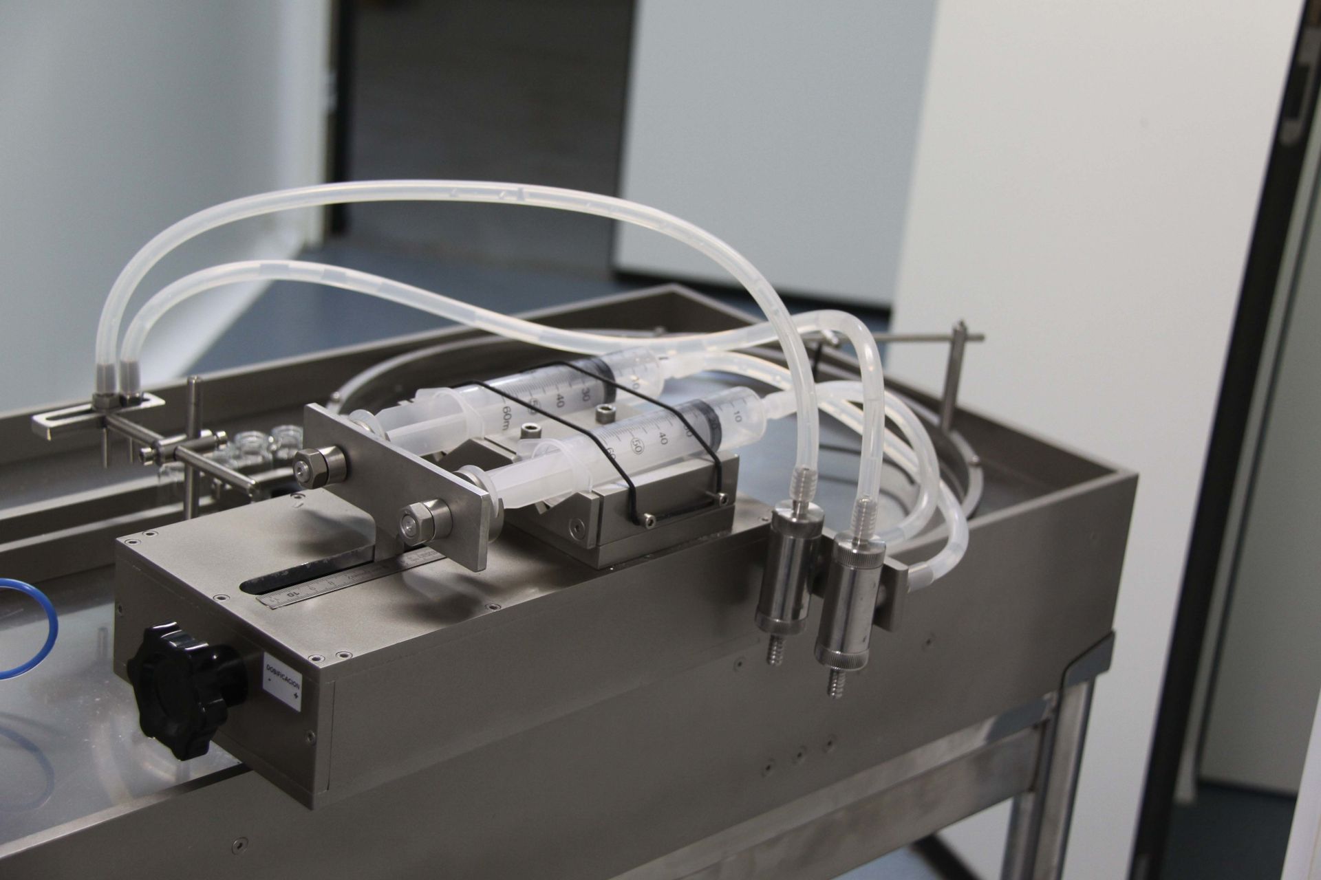 Una máquina con tubos conectados está sobre una mesa.