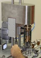 Una persona está trabajando en una máquina en una fábrica.