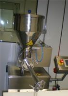 Una máquina de acero inoxidable está colocada encima de un mostrador en una habitación.