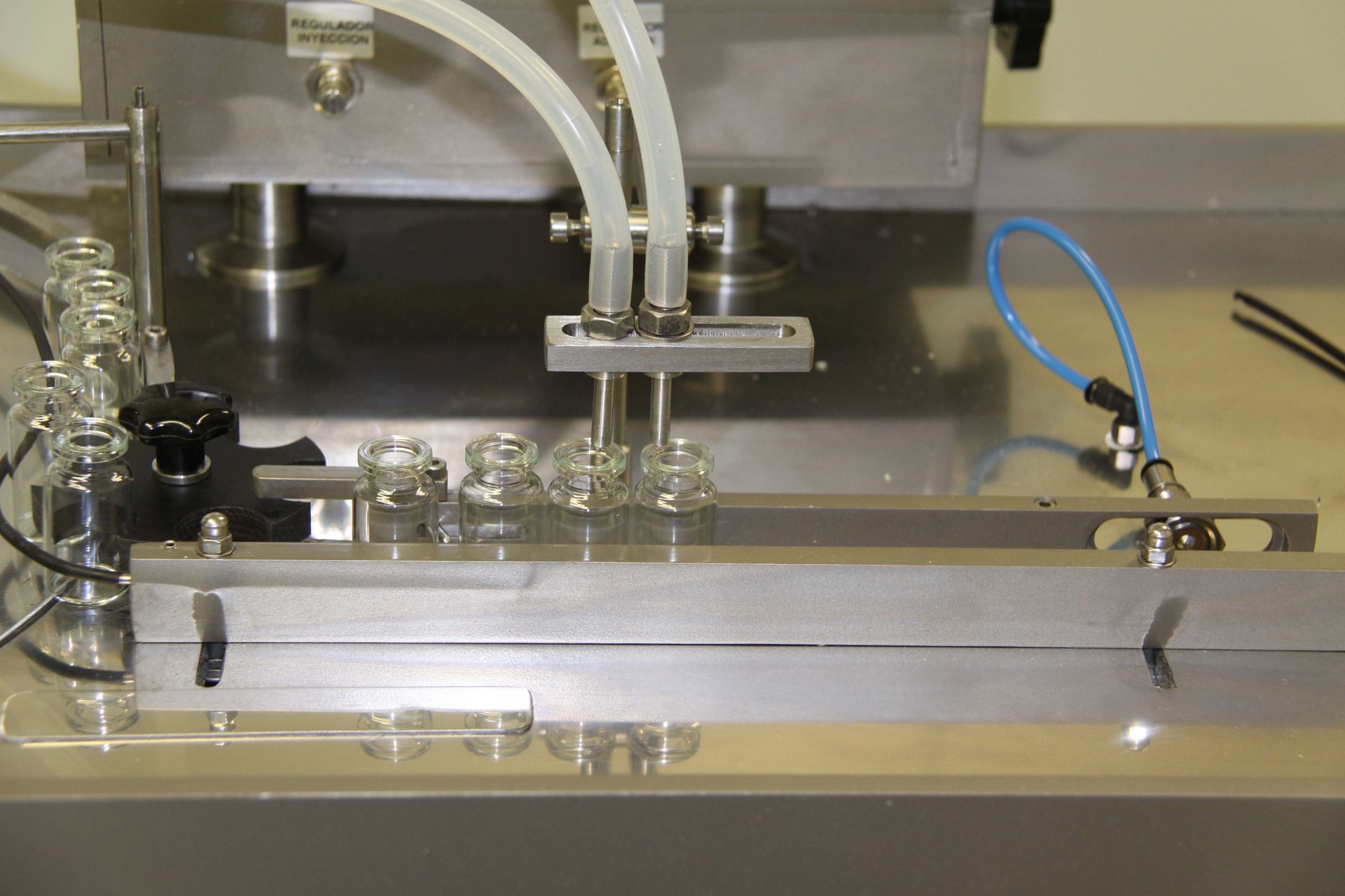 Se está utilizando una máquina para llenar botellas con líquido.