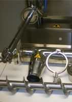 Un montón de tubos de metal están colocados encima de un mostrador.