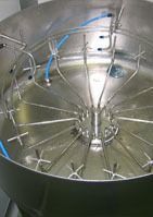 Un recipiente grande de acero inoxidable lleno de agua y tubos.