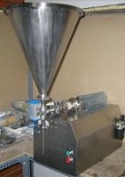 Una máquina de acero inoxidable está colocada encima de una mesa de madera.