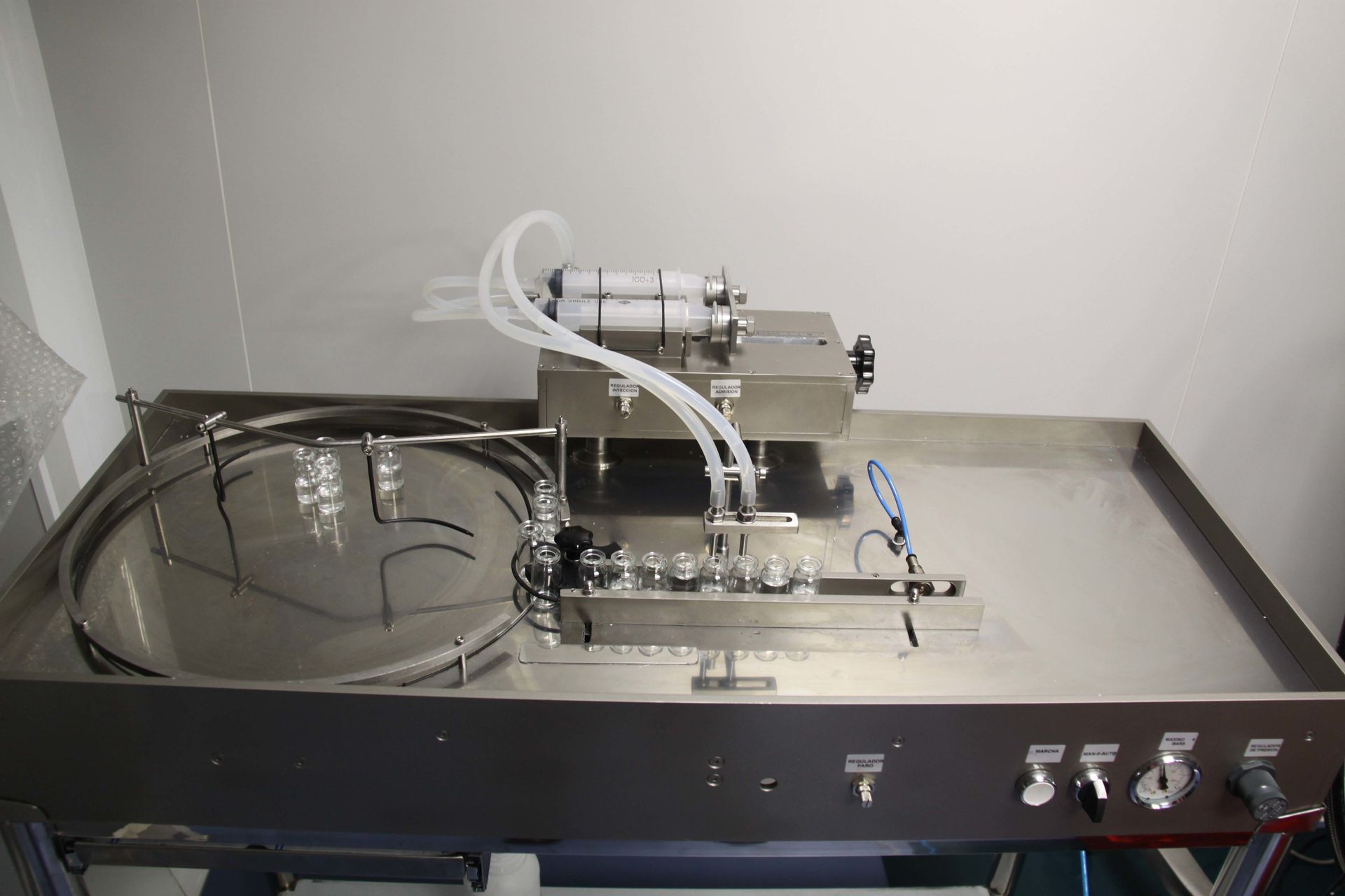 Una máquina está colocada encima de una mesa de acero inoxidable.