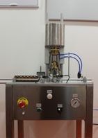 Una máquina de acero inoxidable está colocada encima de una mesa de madera.