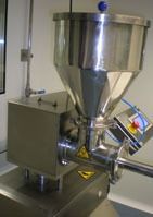 Una máquina de acero inoxidable está sobre una mesa en una habitación.