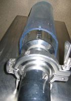 Un primer plano de un tubo de acero inoxidable con una cubierta de plástico encima.