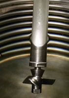 Un primer plano de un objeto metálico en un recipiente metálico.