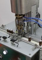 Se está utilizando una máquina para llenar botellas con líquido.