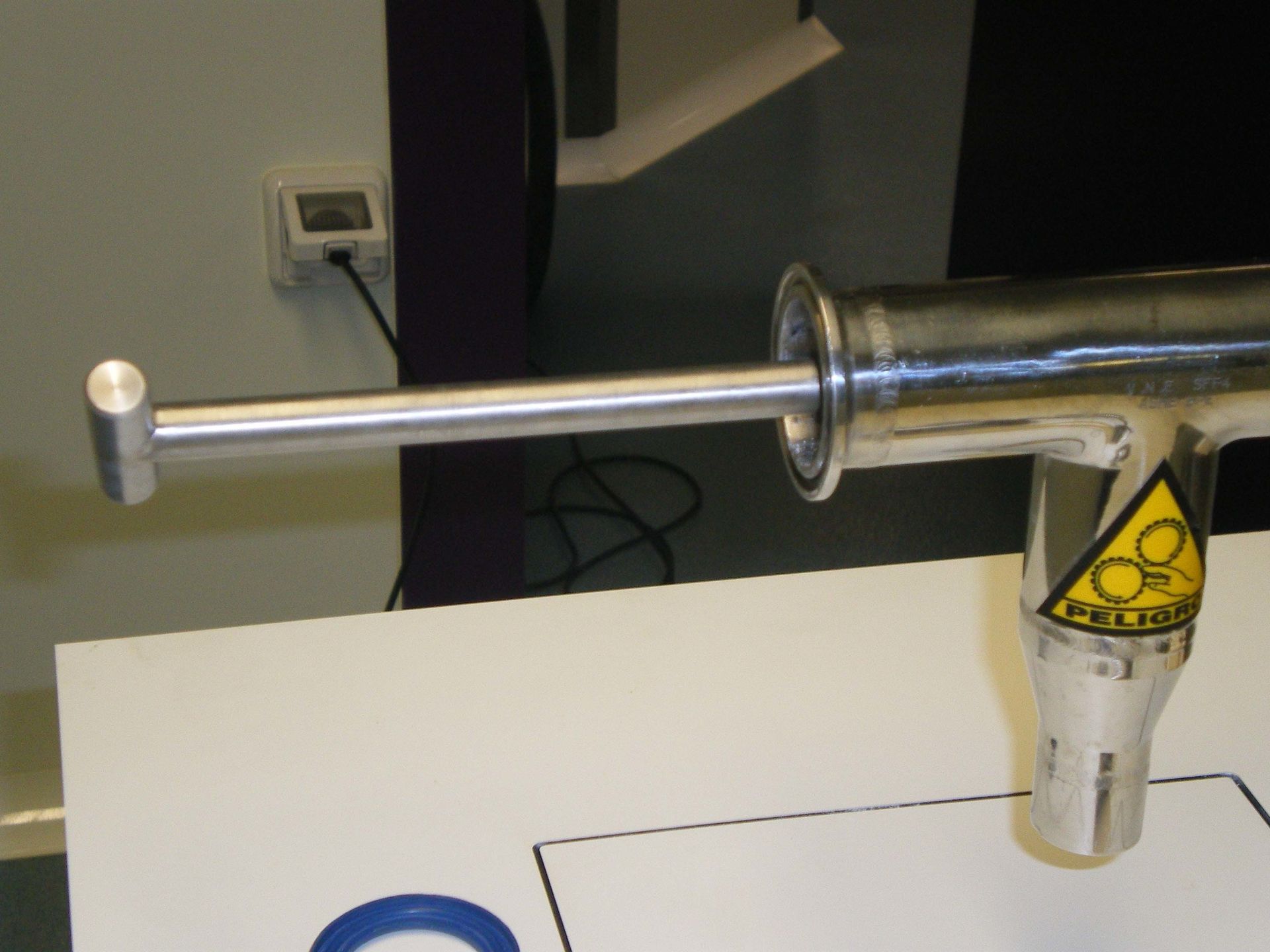 Un tubo de metal con una señal de precaución amarilla.