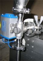 Un primer plano de una válvula de acero inoxidable en una máquina.