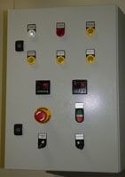 Una caja blanca con un montón de botones e interruptores.