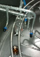 Un primer plano de un tubo de metal con un agujero en él.