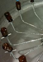 Un primer plano de un montón de cables conectados entre sí en una superficie metálica.