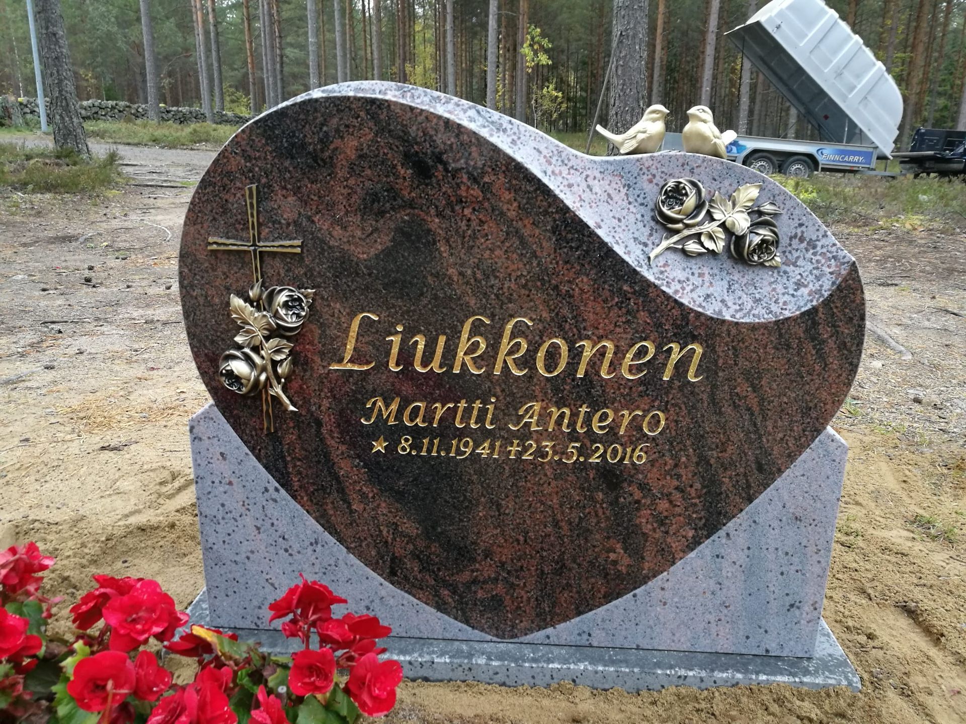 Paikan päällä toteutettava hautakivikaiverrus ja kultaustyö Etelä-Savon alueella