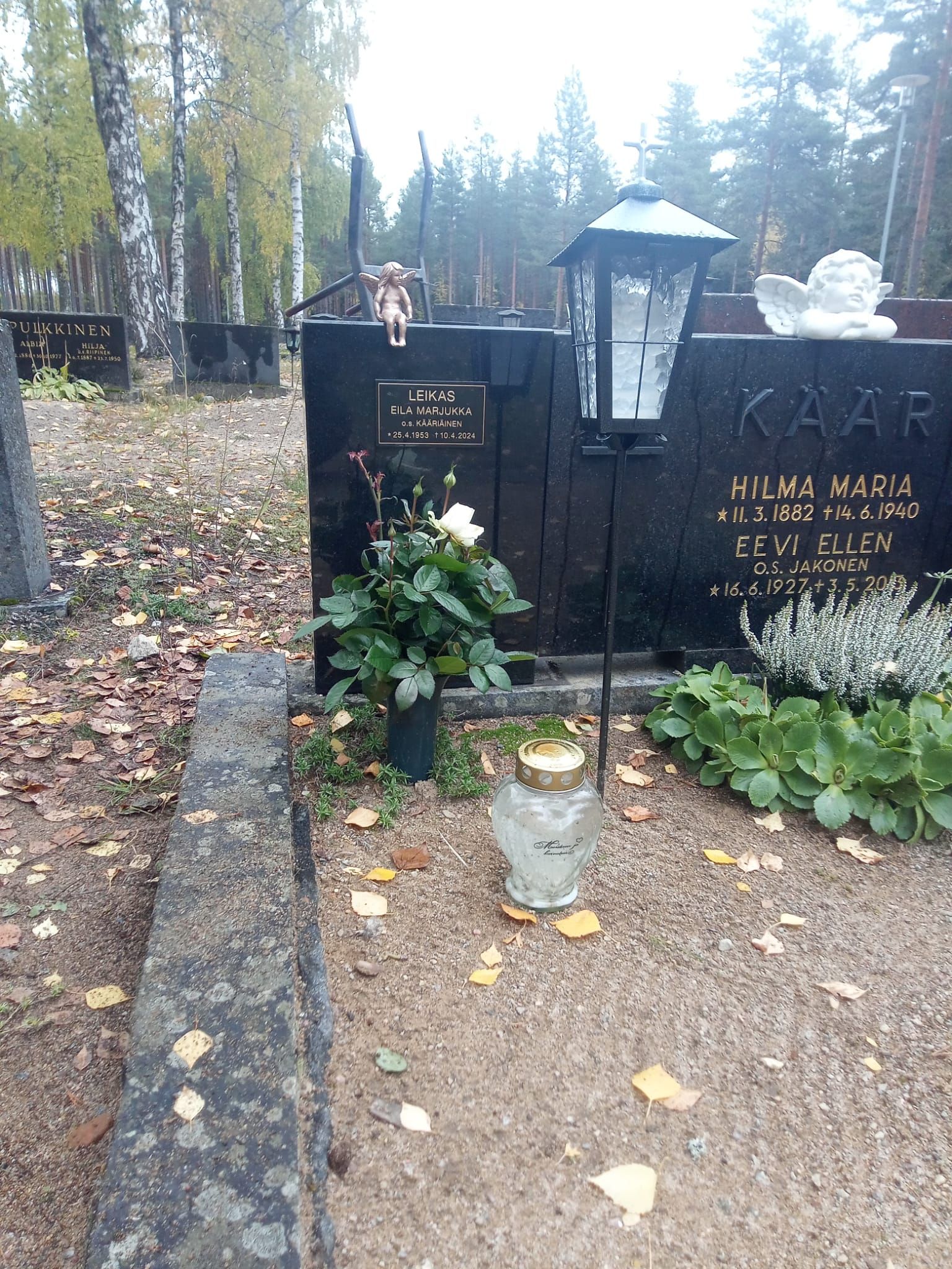 Hautakiven oikaisu ja pohjakiven asentaminen suoraan hautapaikalla