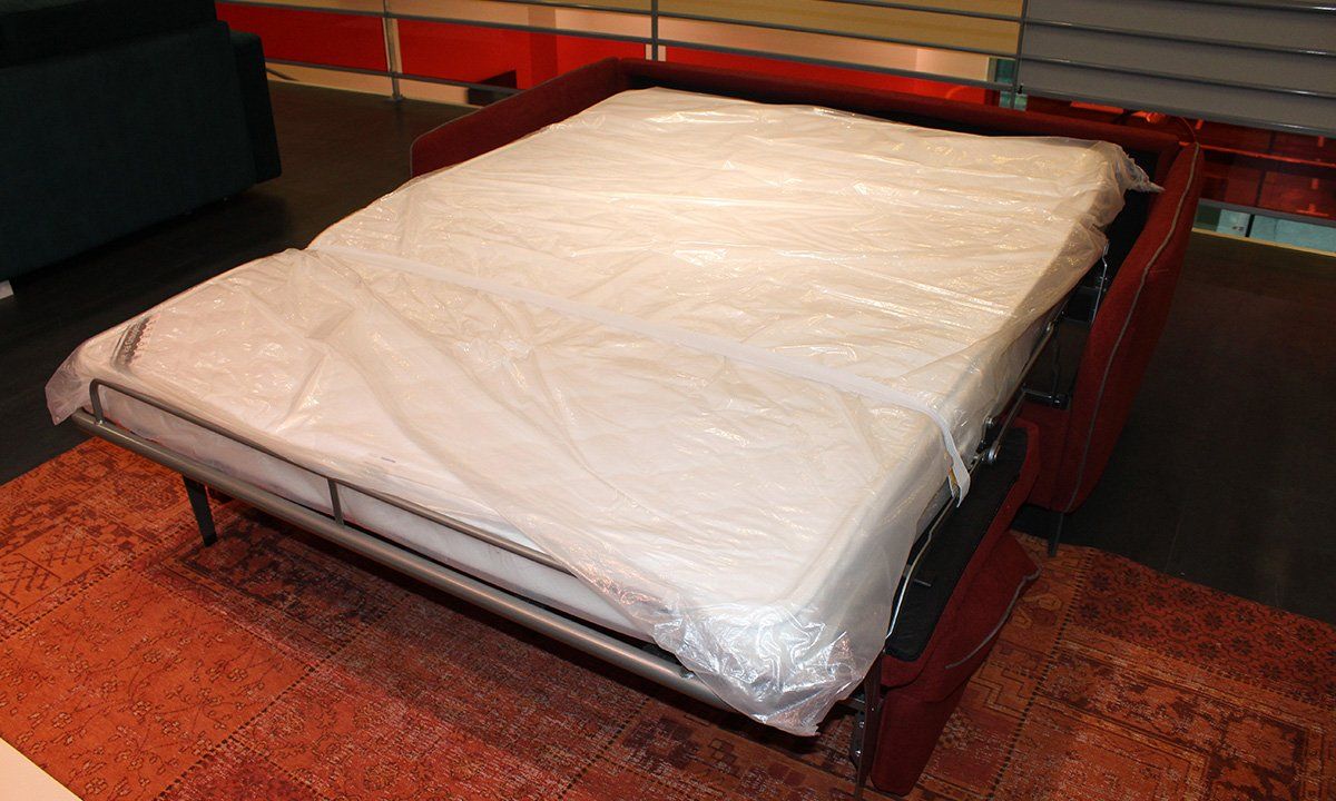 Canapé lit déplié avec matelas sous plastique