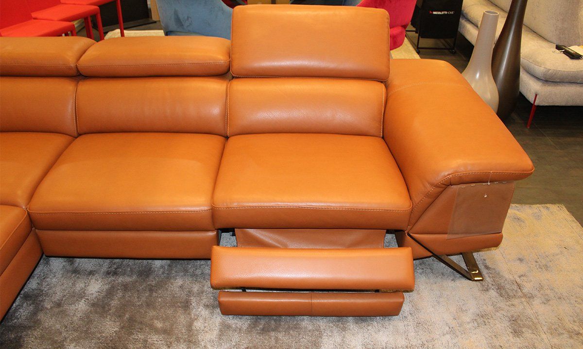Mode relax d'une assise du canapé d'angle en cuir marron