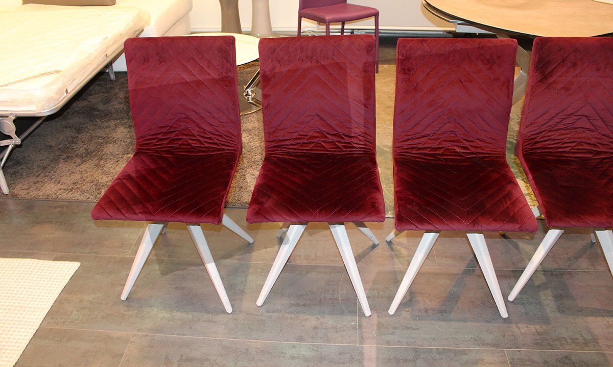 Quatre chaises en velours de couleur prune de la marque Barletta