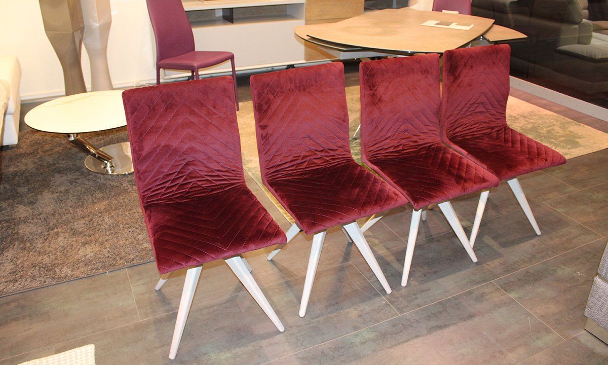 Quatre chaises en velours de couleur prune