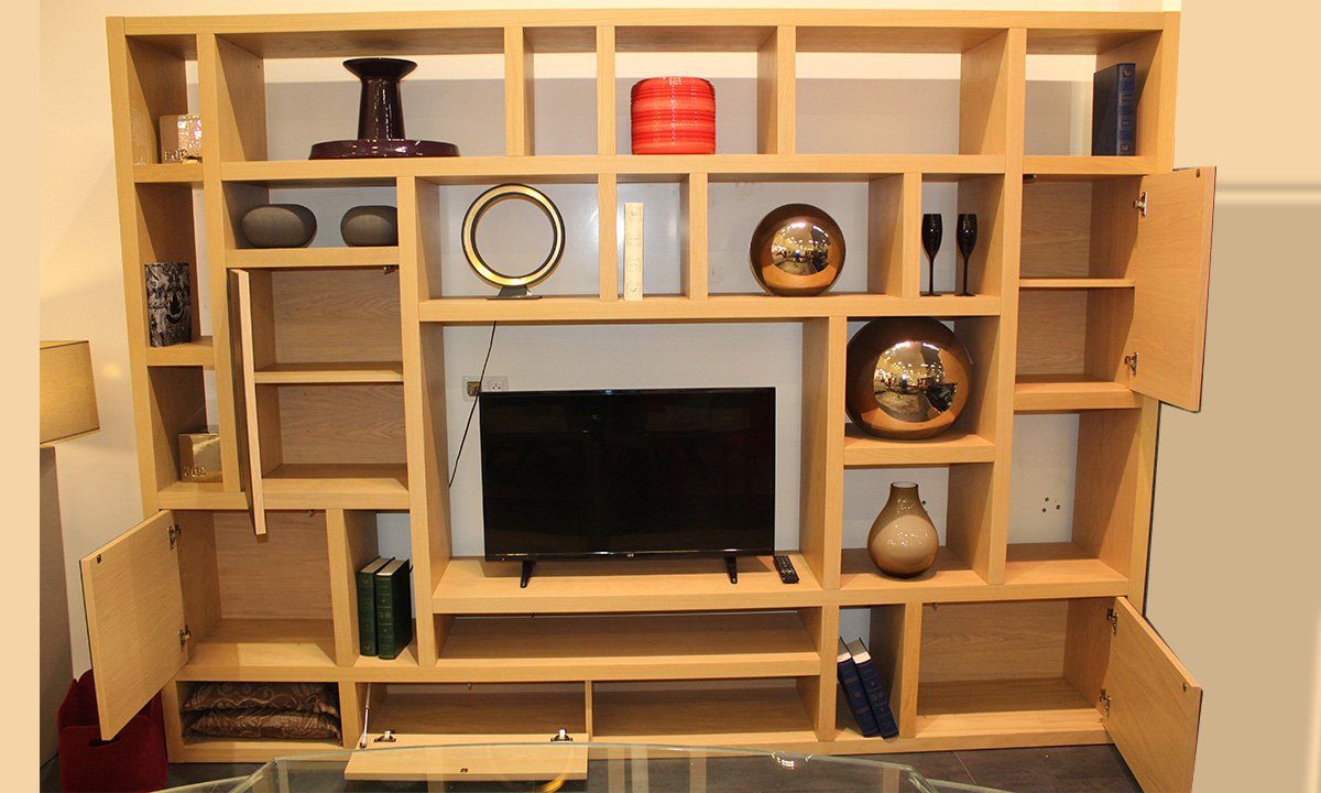 Meuble TV Cubix à étagères de différentes tailles en bois avec portes noires ouvertes