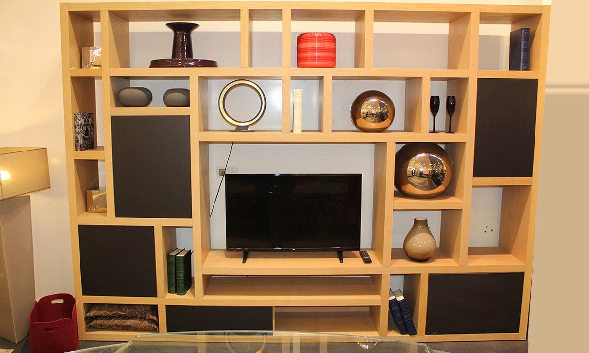 Meuble TV Cubix à étagères de différentes tailles en bois avec portes noires fermées
