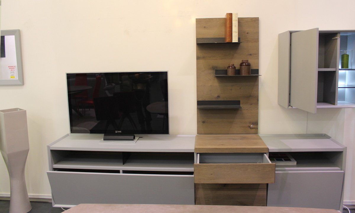 Meuble TV avec tiroir en bois ouvert et tiroirs gris ouverts