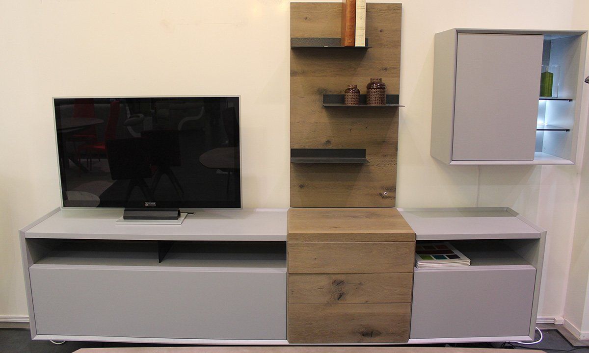 TV éteinte sur meuble TV gris et en bois