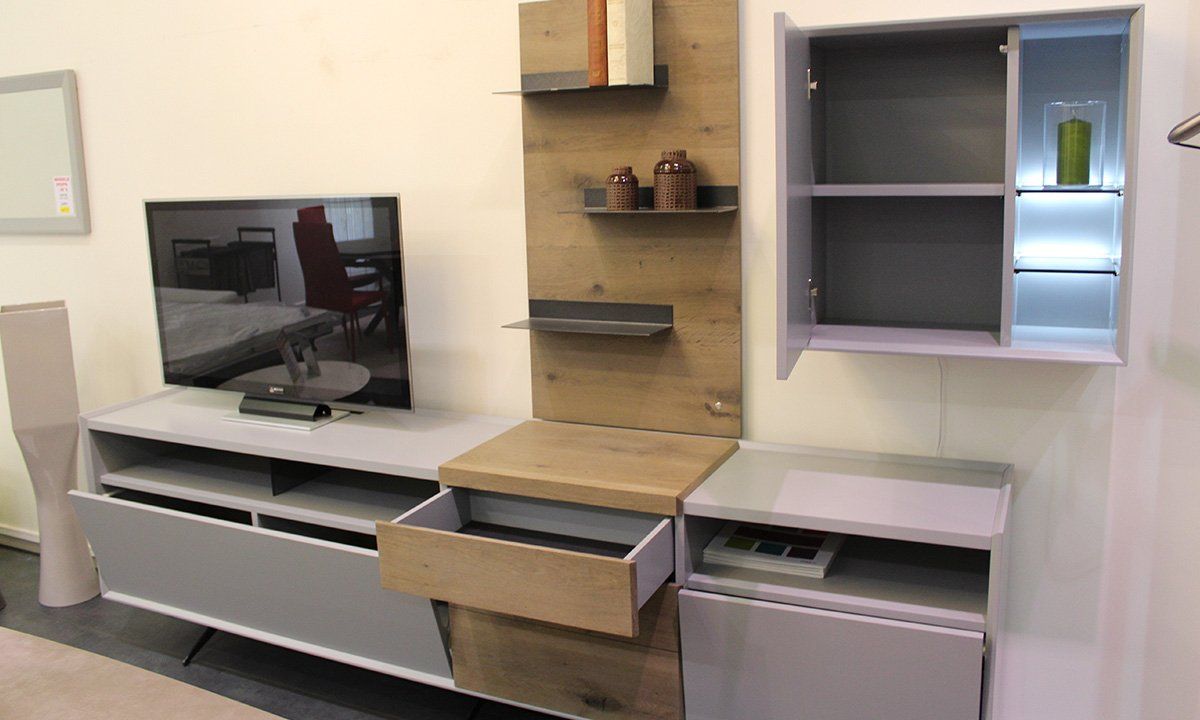 Meuble TV avec tiroirs en bois et portes ouvertes vue de côté
