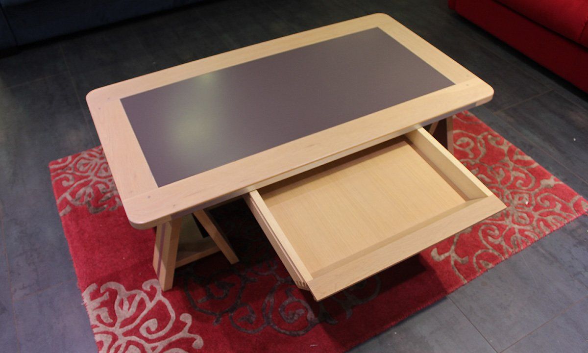 Table basse en bois et céramique sur tapis rouge