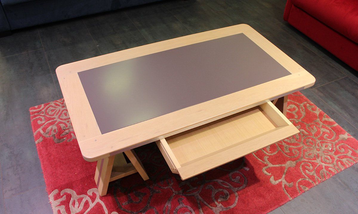 Table barre en bois et ardoise noire avec tiroir ouvert partiellement