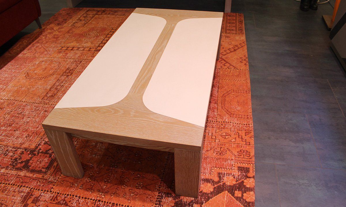 Table basse en céramique beige et en bois Marsala sur tapis orientale orange