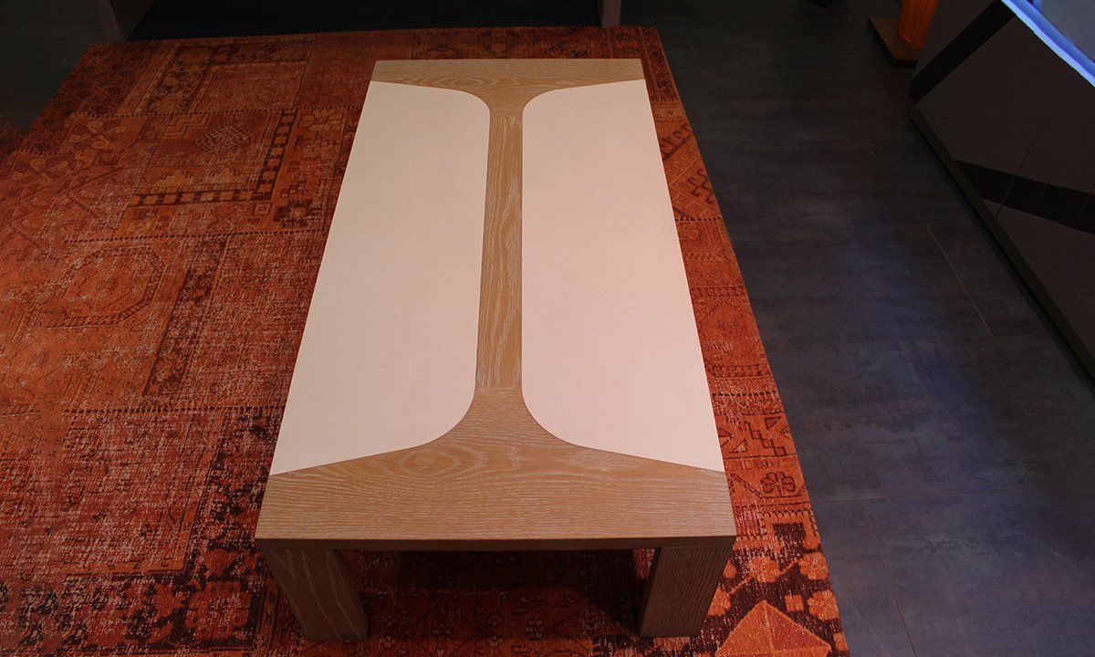 Table basse en céramique beige et en bois Marsala avec deux matières sur tapis orange