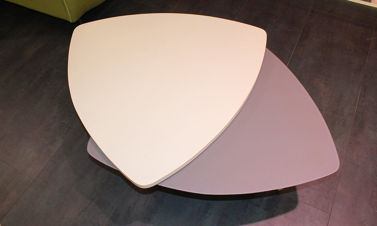 Table basse avec deux formes de triangle gris et blanc