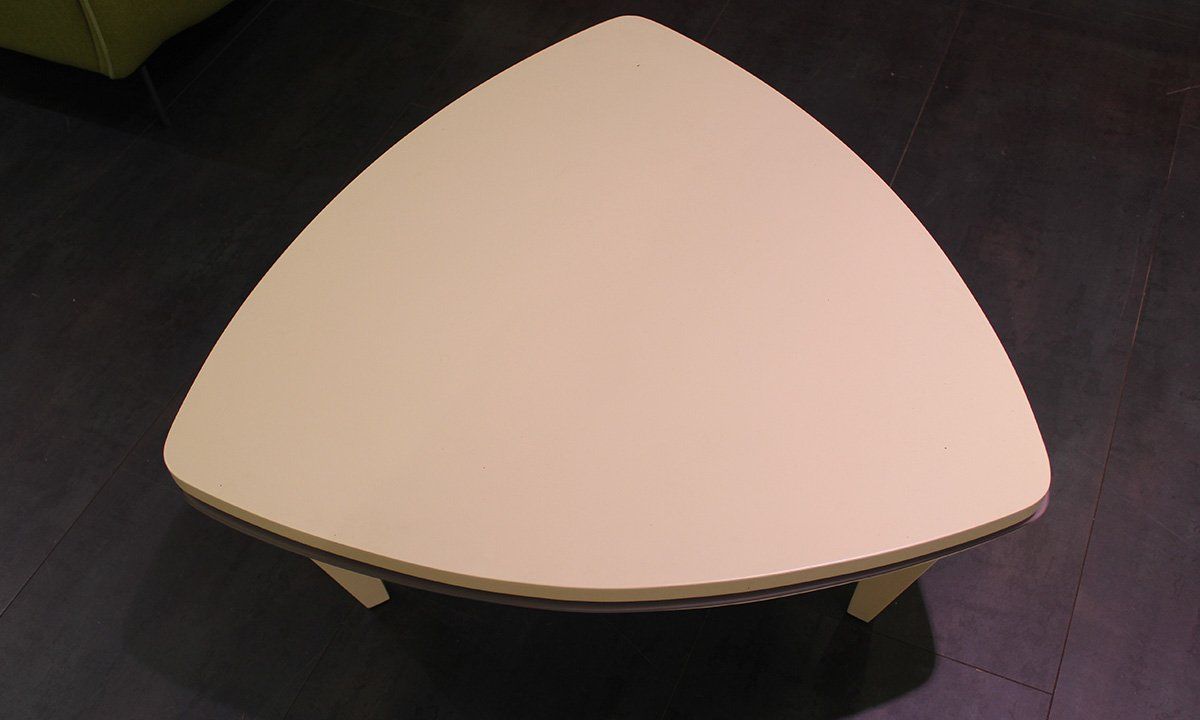 Table basse blanche triangulaire fermée