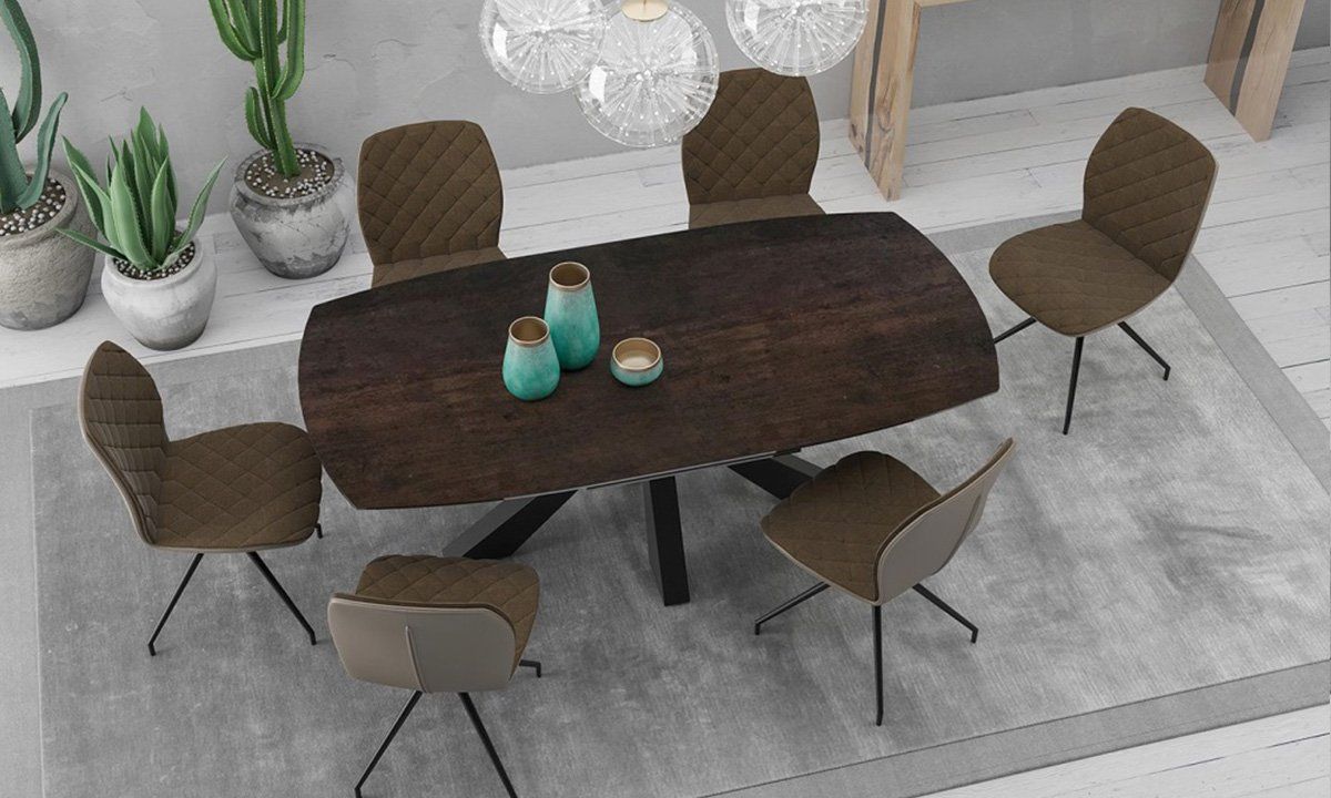 Photo d'usine d'une salle à manger avec une table de repas en céramique effet bois avec 6 chaises