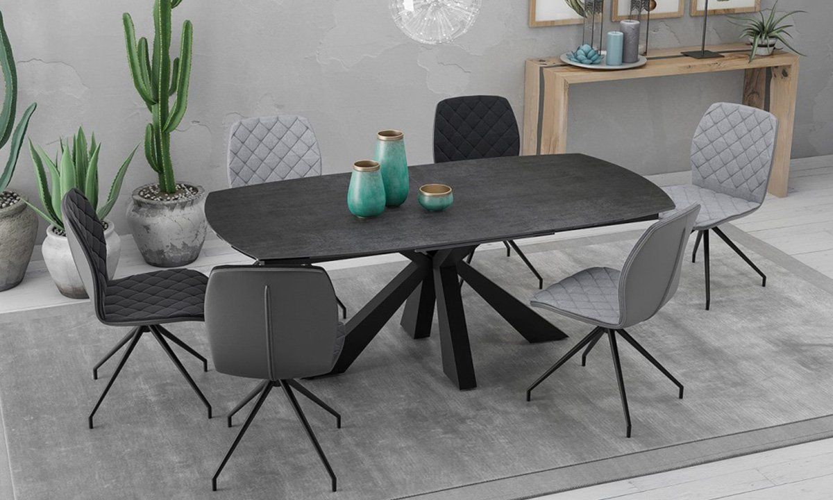 Photo d'usine d'une salle à manger avec une table de repas en céramique effet titane avec quatre chaises grises
