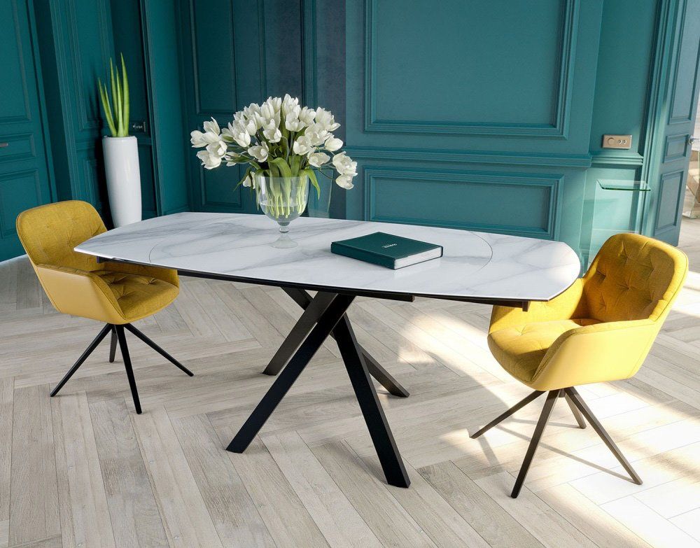 Photo d'usine d'une table extensible en grande taille avec deux chaises jaunes