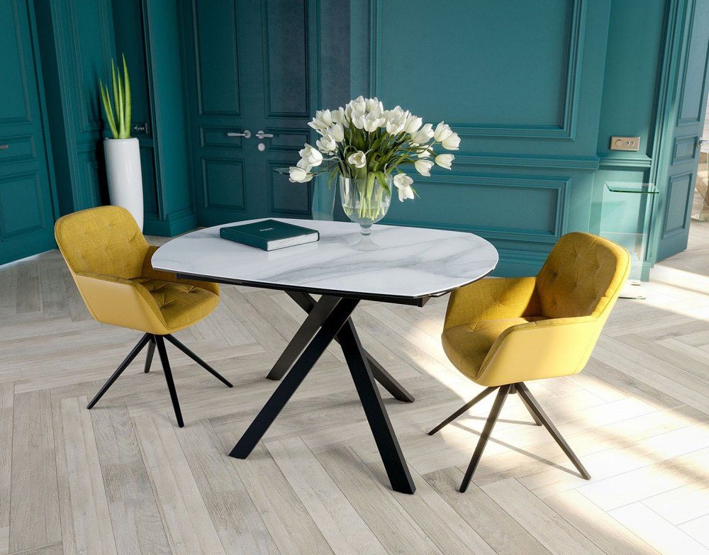 Photo d'usine d'une table extensible au format petite taille avec deux chaises jaunes