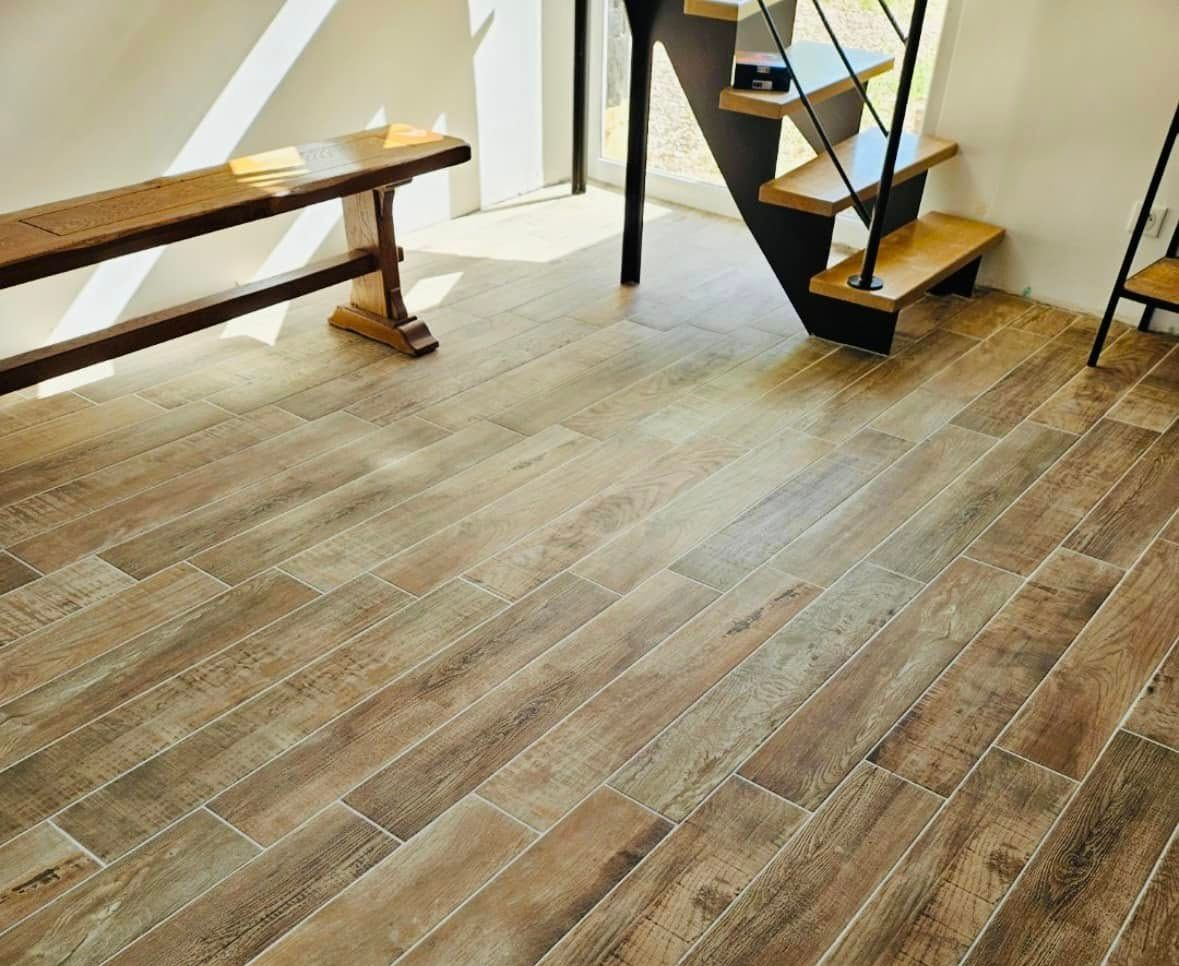 Carrelage en bois dans une pièce avec banc et escalier.