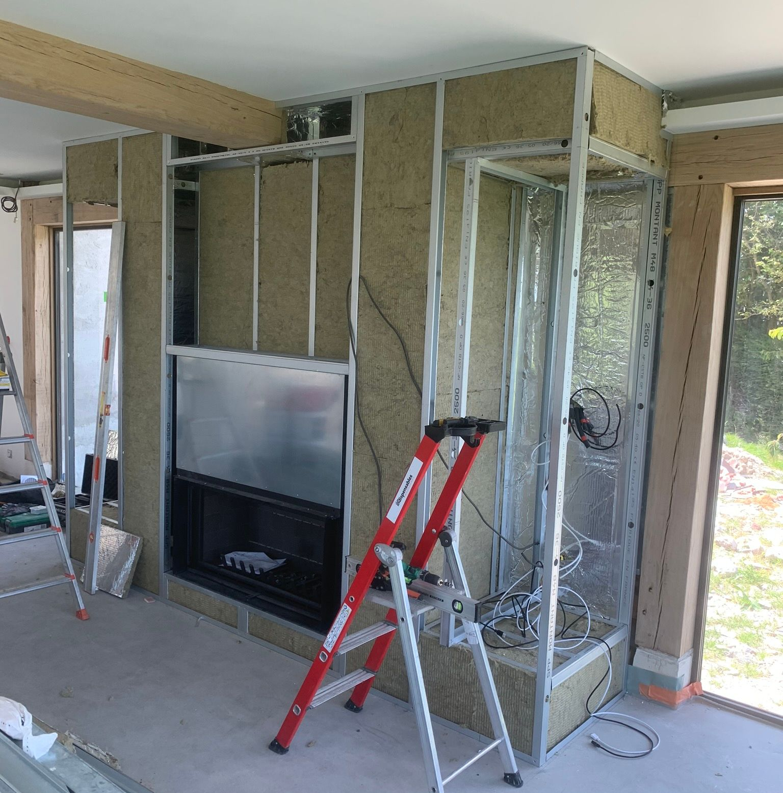 Construction intérieure d'une cheminée et du mur qui l'entoure.