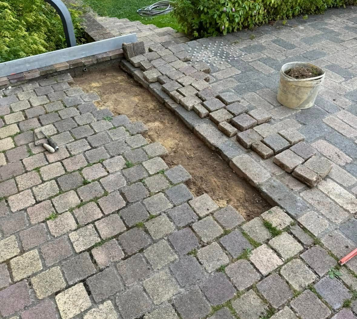 Deux fenêtres cintrées à cadres blancs, encastrées dans un mur rouge texturé.