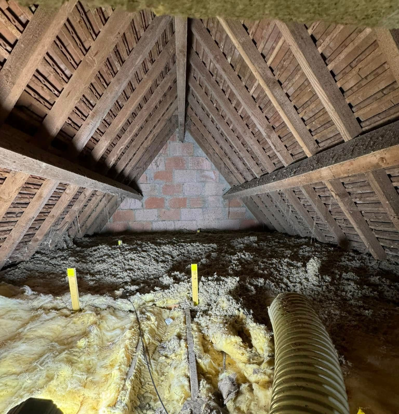 Intérieur du grenier avec charpente apparente.