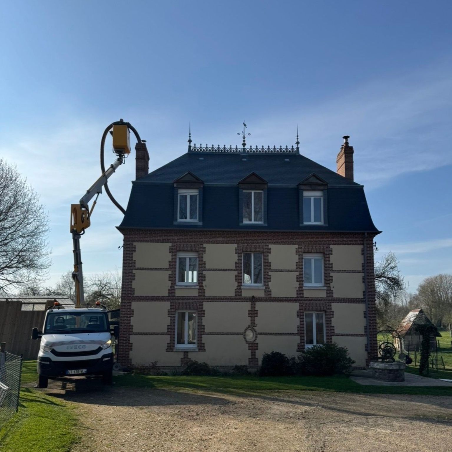 Comparaison de l'intérieur d'une cheminée, montrant le nettoyage et l'entretien.