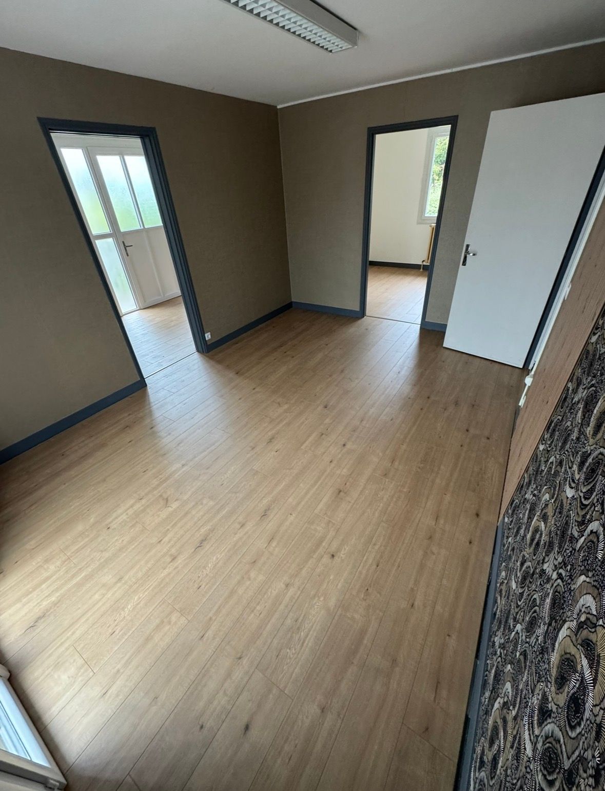 Carrelage en bois dans une pièce avec banc et escalier.
